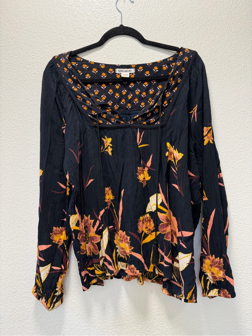 Billabong Black Flowy Warm Tropical Colored Floral Long-Sleeve Peasant Top
